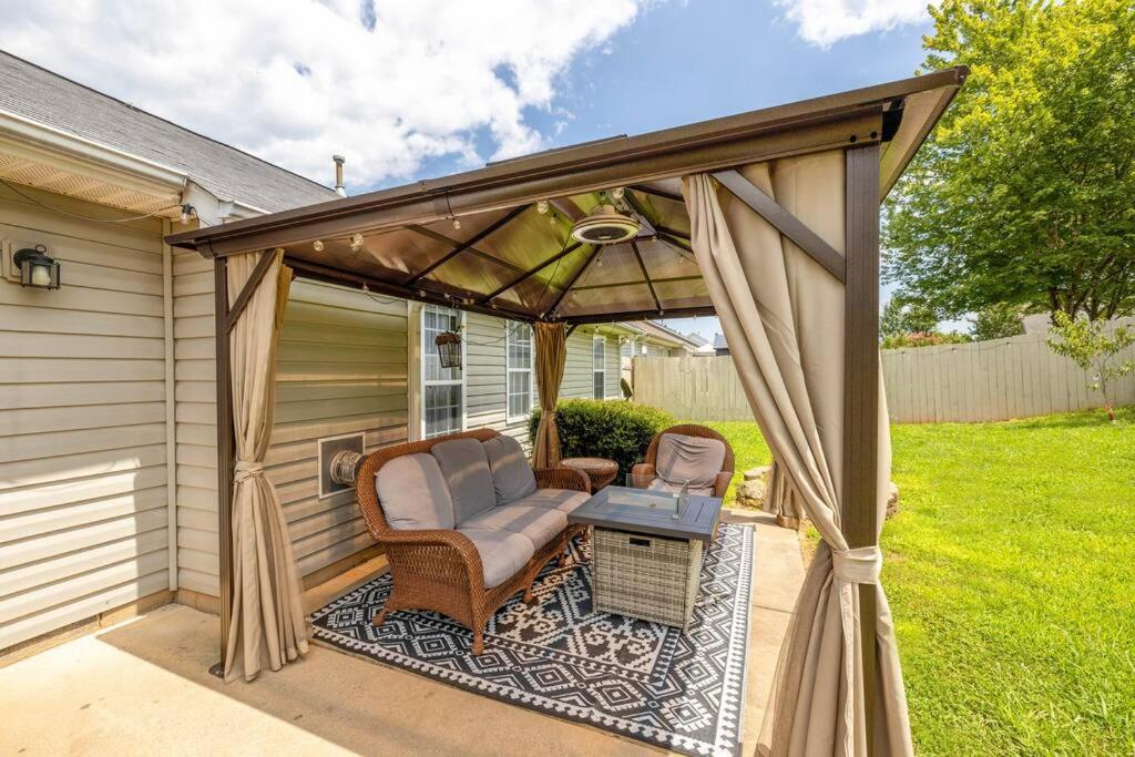 Queen City Family-Friendly Entire House, Charlotte Exterior photo